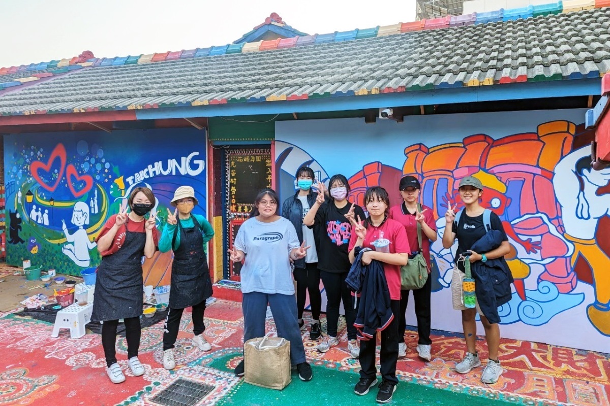 帶領甲中美工科學生參與臺中市文化局彩虹藝術共創營計畫，以臺中特色文化為題進行設計彩繪實況。